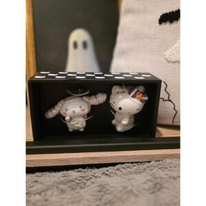 Hello kitty salt and pepper shakers